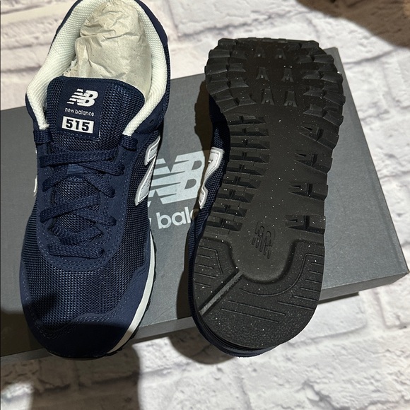 New Balance Wonens Size 81/2 Dark Blue and White Sneakers or Running Shoes NWT - Picture 4 of 6